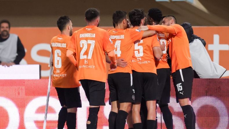 ΟΦΗ - Αστέρας AKTOR: Πέναλτι του Φερνάντεθ μέσω VAR και 2-0 ο Ισέκα