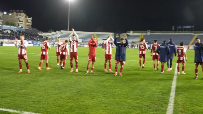 Παρακάμερα Ολυμπιακού: Ο Τσικίνιο έκανε κίνηση «υπόκλισης» προς στον κόσμο των Πειραιωτών