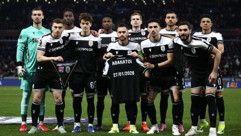 Λιόν - ΠΑΟΚ: Οι παίκτες των ασπρόμαυρων κράτησαν φανέλα που έγραφε «αθάνατοι» και την ημερομηνία του δυστυχήματος