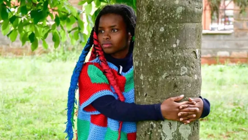 Αγκαλιάζει ένα δέντρο για 72 ώρες, μπαίνει στα ρεκόρ Γκίνες και ο λόγος είναι υπέροχος