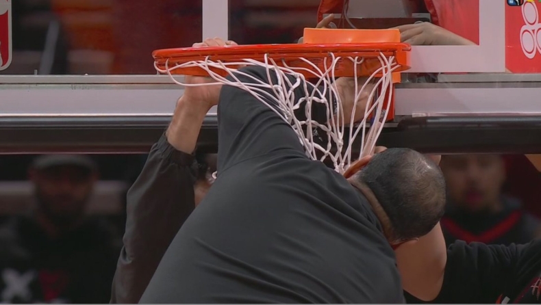 NBA: Καθυστέρησε το τζάμπολ στο Ρόκετς - Σπερς επειδή... στράβωσε η στεφάνη