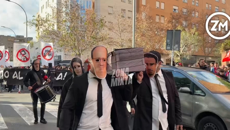 Σεβίλλη: Οπαδοί διαδήλωσαν με... φέρετρο για την πορεία της ομάδας