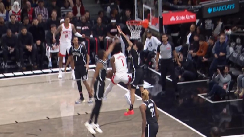 Ρόκετς: Το απίθανο καλάθι του Τόμπσον με αλλαγή χεριού στον αέρα