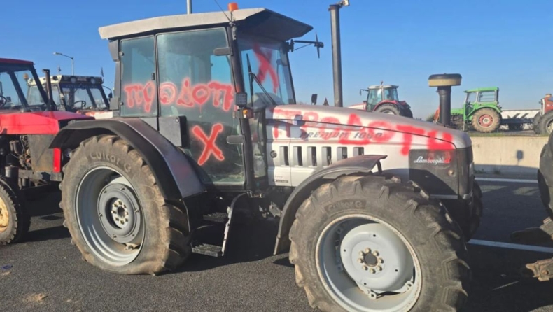 «Προδότες»: Βανδάλισαν και έσκασαν λάστιχα από τρακτέρ αγροτών που συνάντησαν τον Μητσοτάκη (vid)