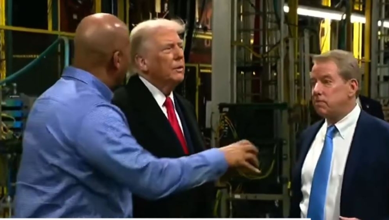 Σε διαθεσιμότητα έθεσε η Ford τον εργάτη στον οποίο ο Τραμπ ύψωσε το μεσαία δάχτυλο