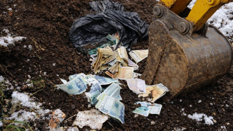 Έσκαβε σε εργοτάξιο και βρήκε σακούλα με χιλιάδες ευρώ: Η ληστεία του αιώνα που ερευνά η αστυνομία