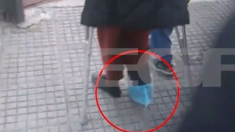 Ζωγράφου: Νηπιαγωγός πήγε στο σχολείο με γύψο και πατερίτσα για να μην χάσει τη θέση της