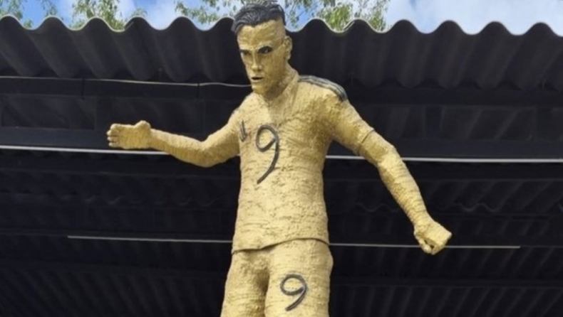 Το άγαλμα ενός ποδοσφαιριστή που κανείς δεν μπορεί να αναγνωρίσει