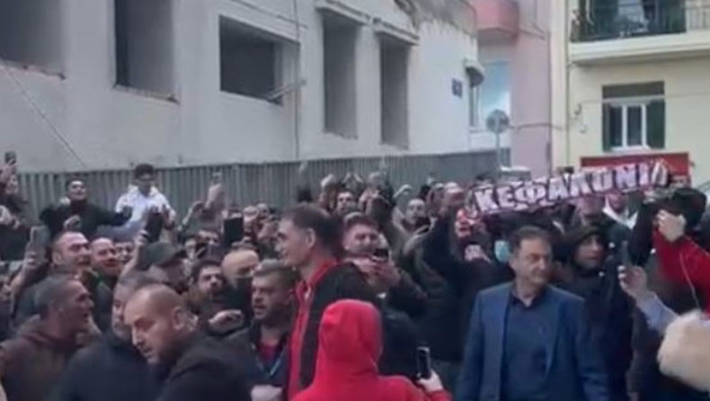 Ολυμπιακός: Περίπου 300 άτομα έξω από το ξενοδοχείο αποθέωσαν τον Γιώργο Μπαρτζώκα