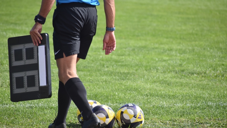 Οπαδοί ελληνικής ομάδας μπήκαν στα αποδυτήρια, έπιασαν τον διαιτητή από τον λαιμό και η τιμωρία της ΔΕΑΒ είναι πρόστιμο!