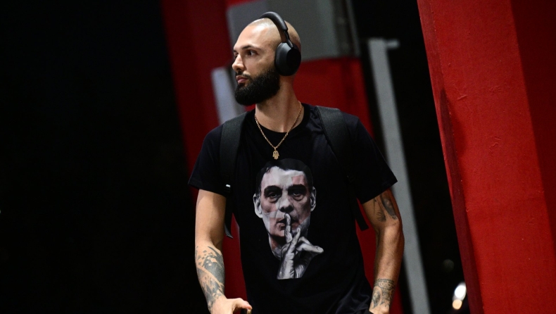 Ολυμπιακός - Βίρτους Μπολόνια: «Ερωτευμένος» ο Φουρνιέ με Μπαρτζώκα - Φόρεσε φανέλα με το πρόσωπό του