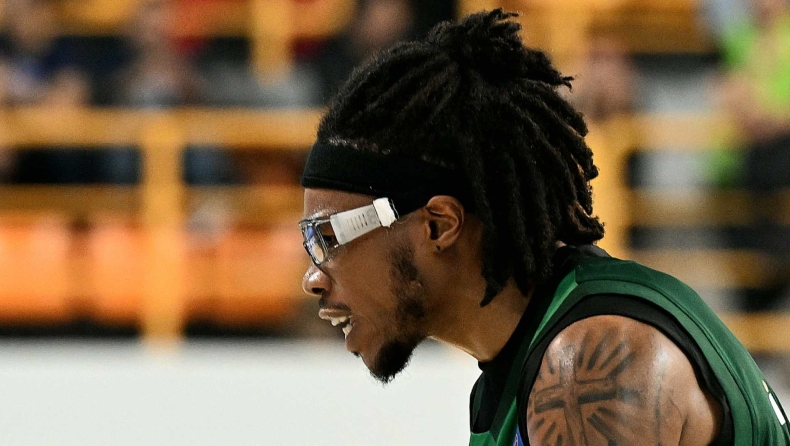 Ολυμπιακός-Παναθηναϊκός: Η αντίδραση του Χολμς μετά το τρίτο φάουλ που χρεώθηκε