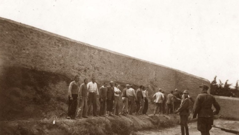 «Σταμάτησα τη δημοπρασία, δεν έχω αποφασίσει την πώλησή τους»: Ο κάτοχος των φωτό της Καισαριανής