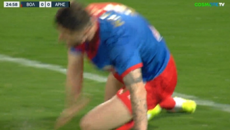 Βόλος - Άρης: Το αυτογκόλ του Κάργα για το 0-1 με τον παίκτη να χτυπιέται για το λάθος του