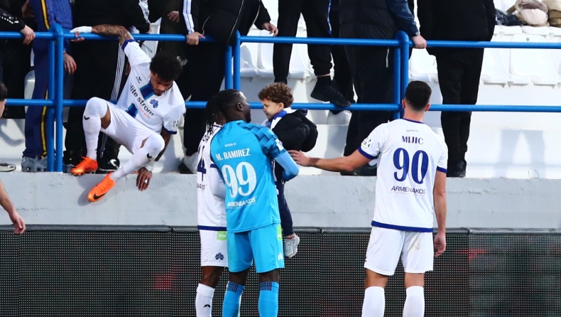 Κηφισιά - ΟΦΗ: Οπαδοί μπήκαν στην εξέδρα των γηπεδούχων, ο Αντόνισε ανέβηκε στην εξέδρα και πήρε το παιδί του