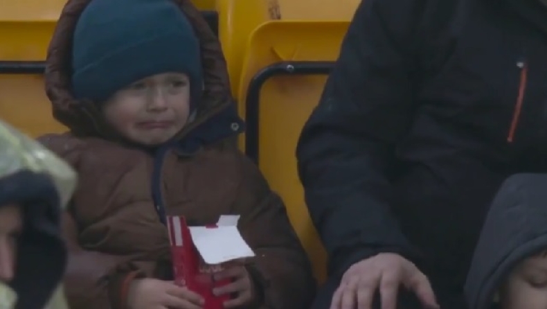 Γουλβς: Αποζημίωσε τον πιτσιρικά που έγινε viral για κοτομπουκιές