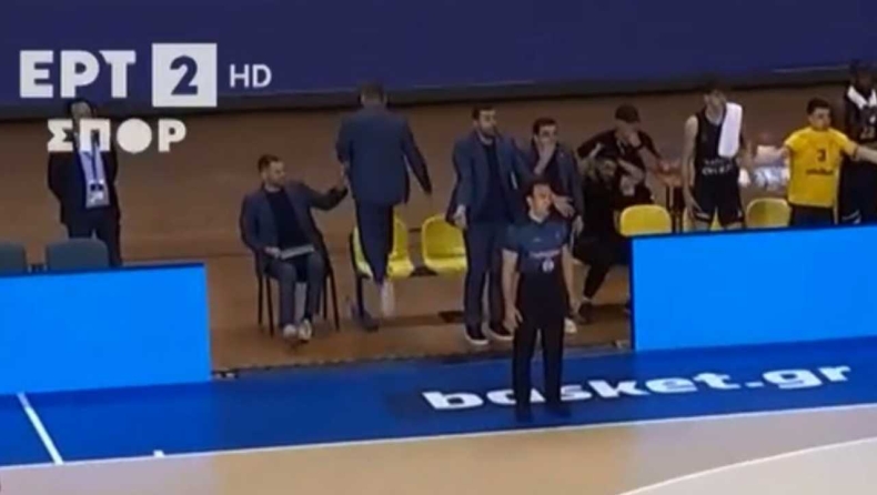 «Τρελάθηκε» ο Παπαθεοδώρου με σφύριγμα των διαιτητών: Πέρασε πάνω από τα καθίσματα του πάγκου