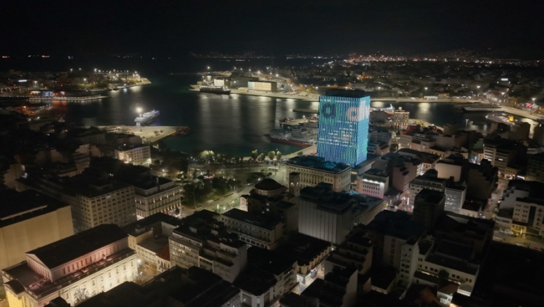 Η νέα εποχή Allwyn είναι εδώ και «έντυσε» με τα χρώματά της τον Πύργο του Πειραιά