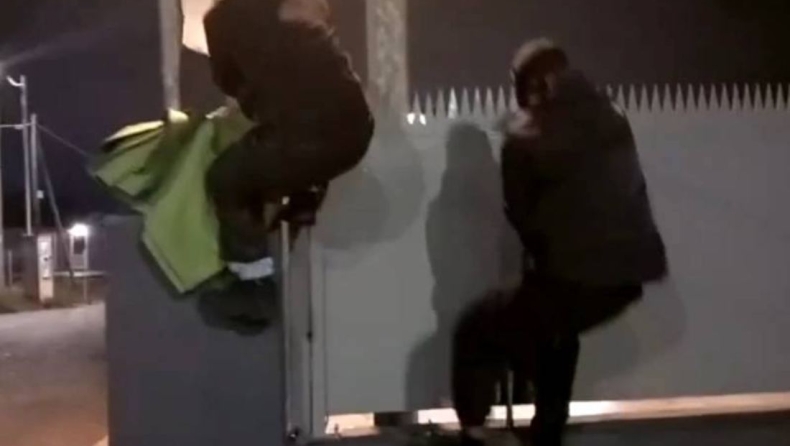 Ο Ρουβίκωνας πήγε να «σπάσει» τη Βιολάντα αλλά μπήκε σε επιχείρηση με... φυτοχώματα (vid)