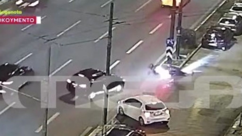 Σκληρές εικόνες στη Λεωφόρο Συγγρού: Σύγκρουση ΙΧ με μοτοσικλέτα – Κρίσιμες ώρες για τον 40χρονο αναβάτη