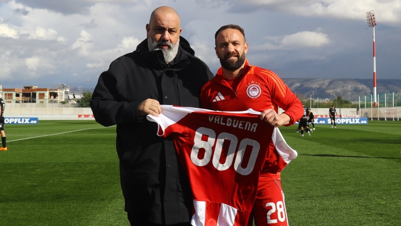 Ολυμπιακός: Τίμησε τον Βαλμπουενά για τη συμπλήρωση 800 αγώνων