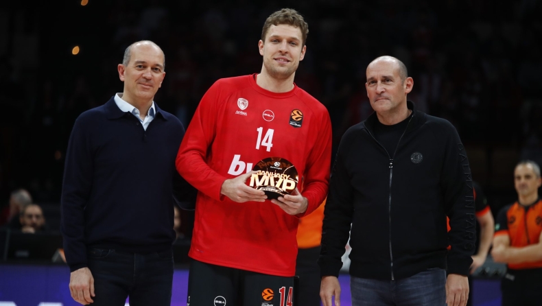 Ολυμπιακός: Βράβευση του Βεζένκοβ από τους Αγγελόπουλους για το MVP του Ιανουαρίου