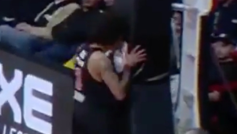 Τάισον Γουόρντ: Σκόραρε και φίλησε το σήμα του Ολυμπιακού στη βάση της μπασκέτας!