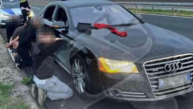 Αλβανοί συνελήφθησαν στη Σερβία επειδή φορούσαν εθνικιστική μπλούζα και έκαναν το σήμα με τον αετό