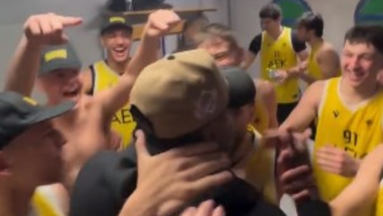 ΑΕΚ: Ο Μπάρτλεϊ πανηγύρισε παρέα με τους πρωταθλητές Εφήβους