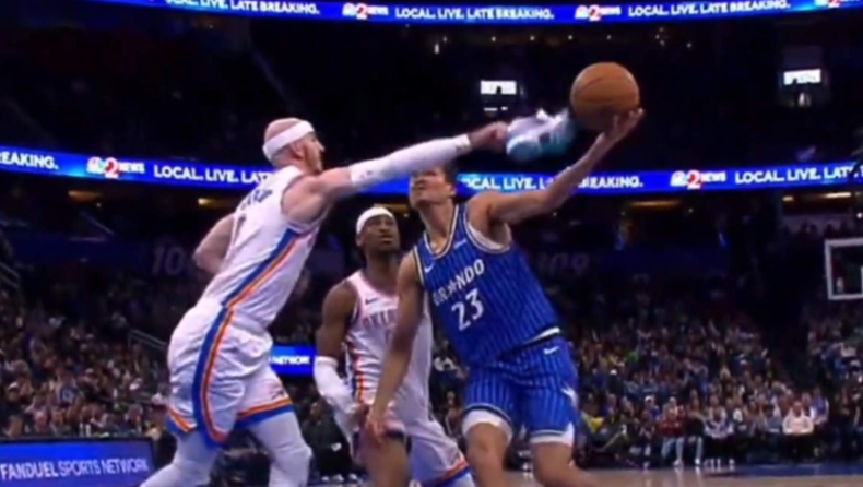 NBA: Πήρε στο χέρι του το παπούτσι και έκανε τάπα - Τι έδωσαν οι διαιτητές