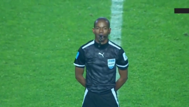 Αφρική: Διαιτητής έμεινε ακίνητος με την κόκκινη κάρτα μετά τη λήξη