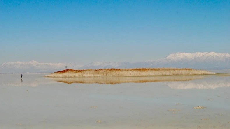 Η πιο αλμυρή λίμνη στη δύση βρίσκεται πάνω σε μια τεράστια υπόγεια δεξαμενή γλυκού νερού
