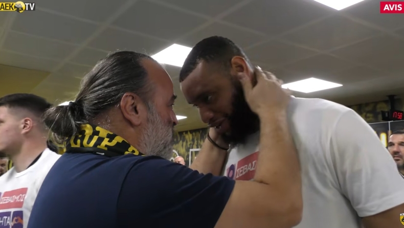 ΑΕΚ: Το τετ α τετ του Ηλιόπουλου με τον Μουκουντί και τα «χέρια» με τον κόσμο στο φινάλε