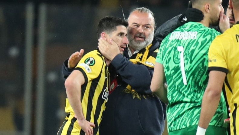 Ο Ηλιόπουλος εμψύχωσε τους παίκτες της ΑΕΚ στο ημίχρονο: «Παλέψτε για την πρόκριση»