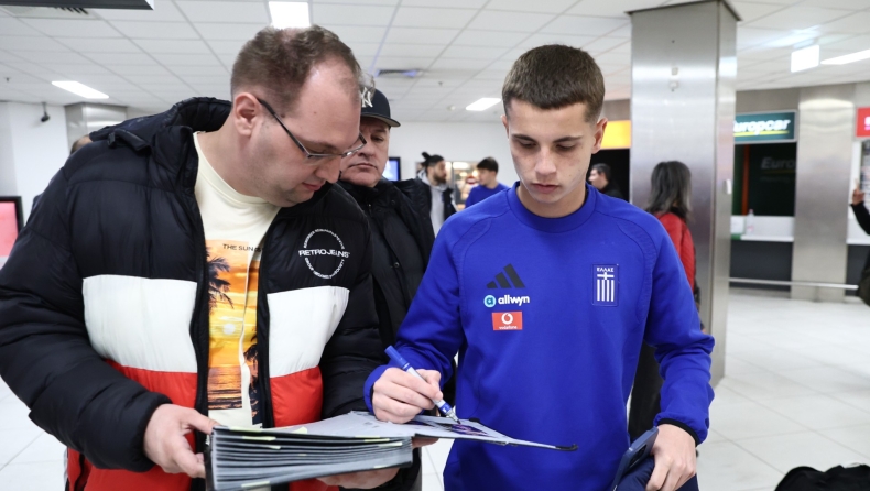 Εθνική Ελλάδος: Αυτόγραφα και φωτογραφίες κατά την άφιξη της αποστολής στη Βουδαπέστη