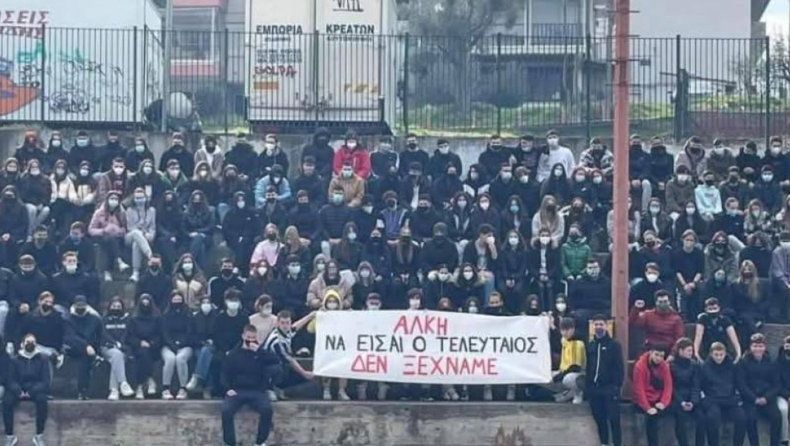 Συγκλονιστική φωτογραφία με τον Κλεομένη να κρατά πανό για τον Άλκη: «Απίστευτο παιχνίδι της μοίρας»