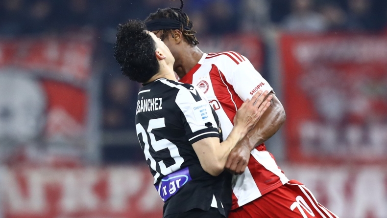 Ολυμπιακός - ΠΑΟΚ: Συγκρούστηκαν κεφάλι με κεφάλι Σάντσες και Μπρούνο σε διεκδίκηση