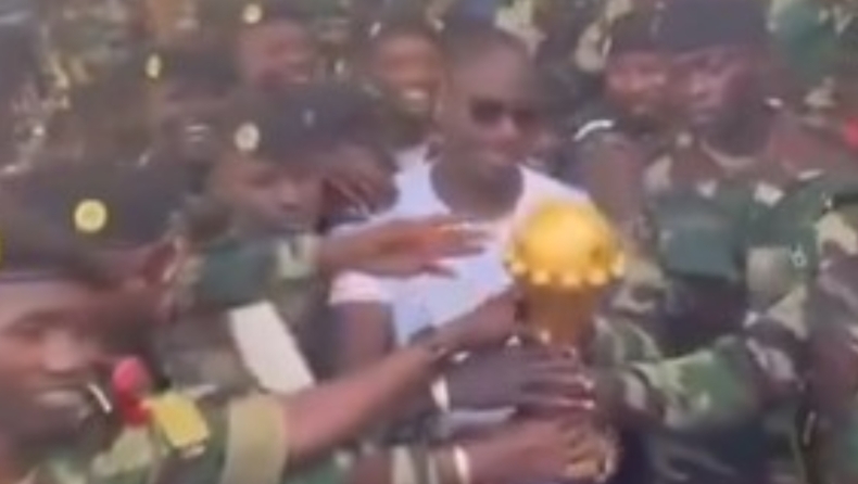 Ο προπονητής της Σενεγάλης μετέφερε το τρόπαιο του AFCON σε στρατιωτική βάση για να το «προστατέψει»