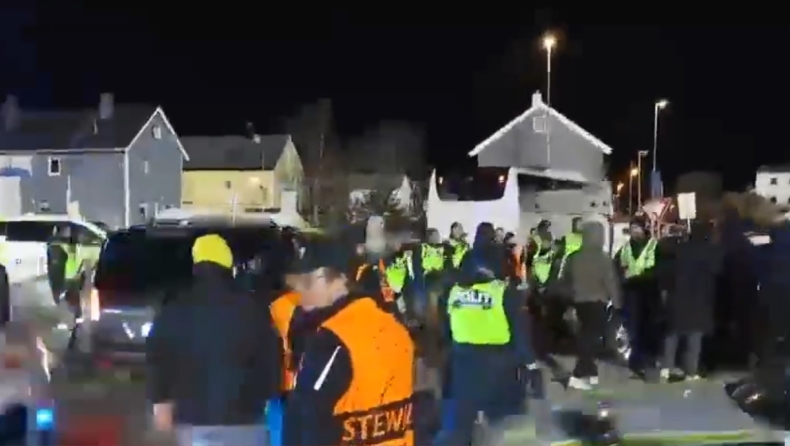 Πέσιμο στο πούλμαν της Σπόρτινγκ και κράξιμο στους παίκτες: «Κλόουν παίξτε μπάλα»