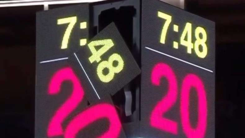 Βαλένθια - Ολυμπιακός: Ο Μοντέρο πέταξε εκνευρισμένος την μπάλα και έσπασε το χρονόμετρο στην οροφή της μπασκέτας