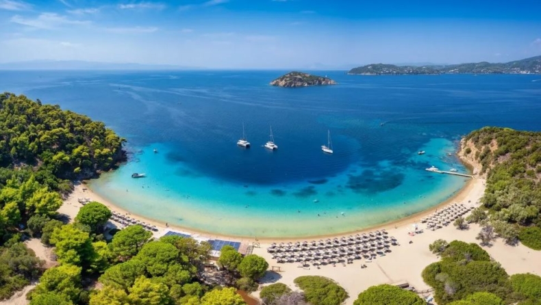 Το ελληνικό νησί με τις απέραντες αμμουδιές που μπήκε στα 12 κορυφαία της Ευρώπης