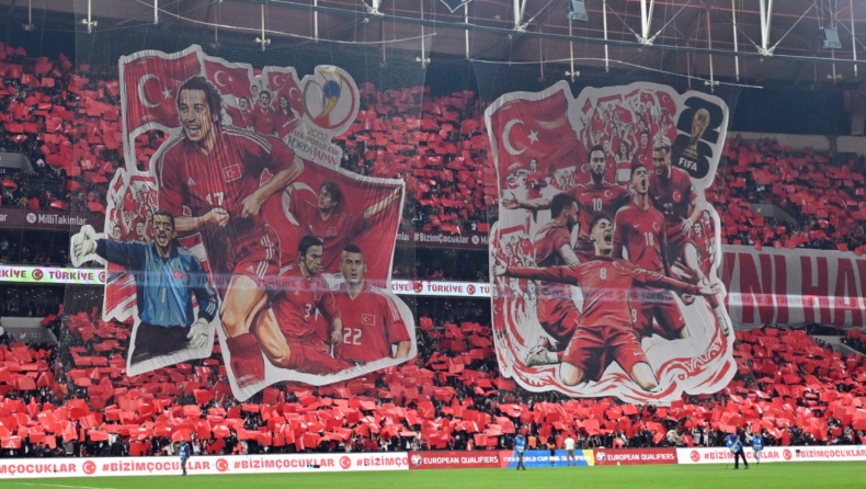 Οι Τούρκοι υπέγραψαν με πανό την ποδοσφαιρική ασέβεια προς τον καλύτερο παίκτη της ιστορίας τους, του εξόριστου Χακάν Σουκούρ!