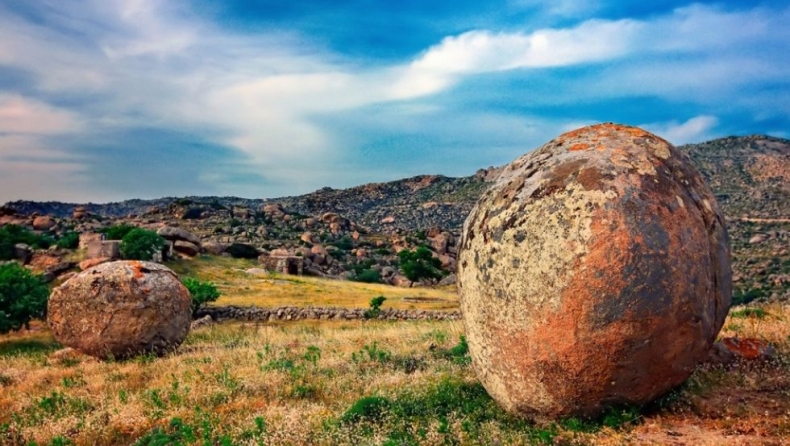 Δεν είναι τοπίο από τη Σελήνη: Είναι το πιο παράξενο χωριό των Κυκλάδων