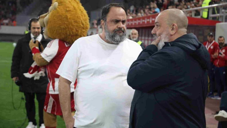 Ολυμπιακός – ΑΕΚ: Κατέβηκε κοντά στον αγωνιστικό χώρο λίγο πριν το τέλος του ημιχρόνου ο Μαρινάκης