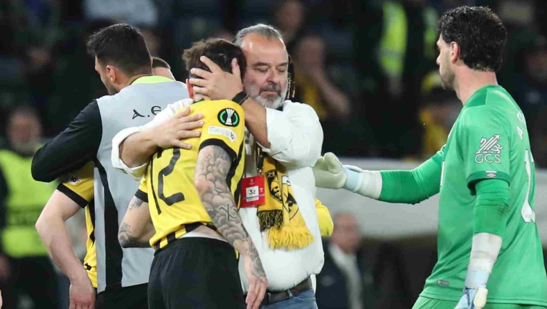 ΑΕΚ: Ο Ηλιόπουλος αγκάλιασε τους παίκτες παρά τον αποκλεισμό