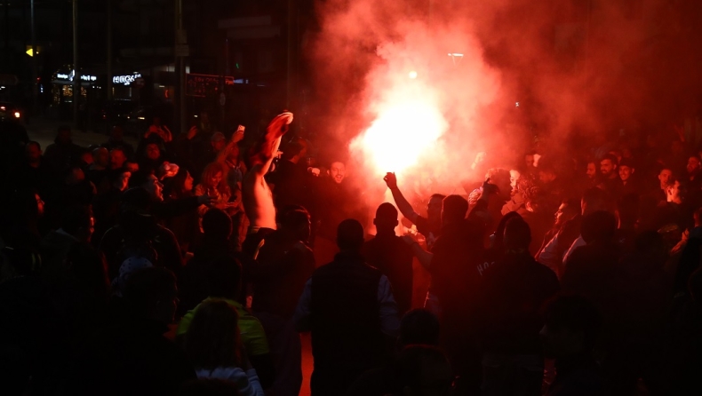 Η περιπέτεια του Νικολακόπουλου: «Έπεσε» πάνω στους οπαδούς της ΑΕΚ στη Ν. Φιλαδέλφεια