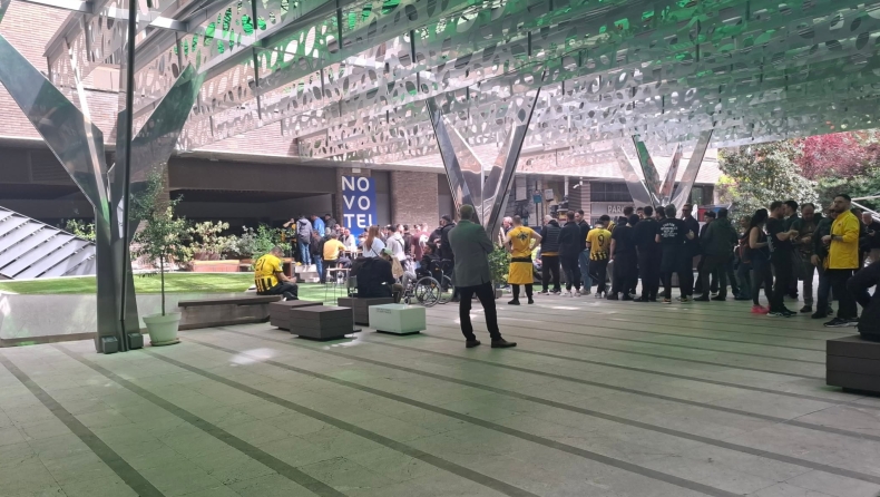 Ράγιο - ΑΕΚ: Ουρές στο ξενοδοχείο από τους οπαδούς της Ένωσης για τα εισιτήρια