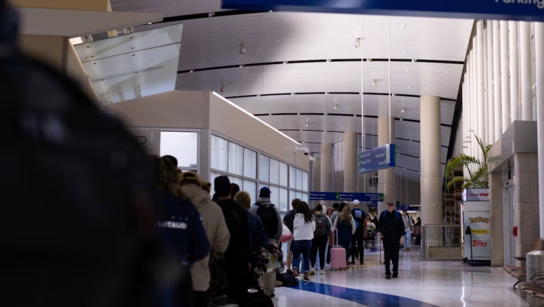 Άσχημα νέα για χιλιάδες ταξιδιώτες: Το σύστημα ταυτοποίησης της ΕΕ που προκαλεί καθυστερήσεις στα αεροδρόμια