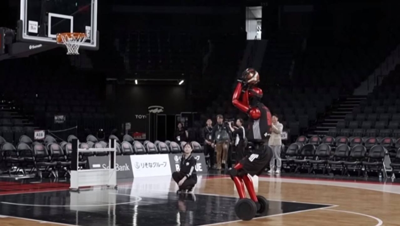 Ρομπότ με ύψος 2.19... διδάσκει μπάσκετ και κλέβει την παράσταση μέσω AI