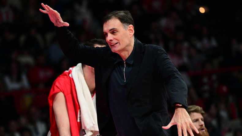 Ολυμπιακός - Μύκονος: Έξαλλος ο Μπαρτζώκας με τους παίκτες του - Πέταξε το πινακάκι του